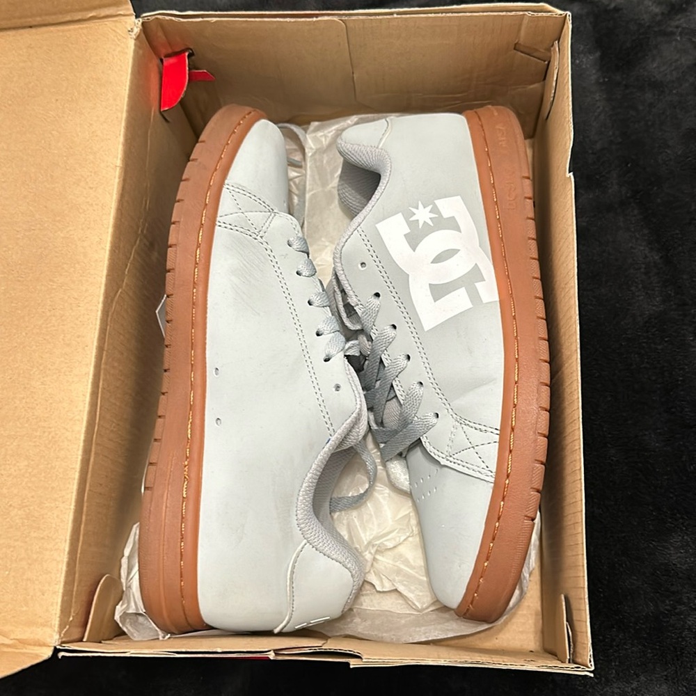 kids size 6.5 DC shoes